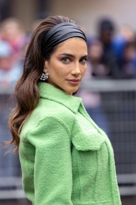Model Jessica Kahawaty trägt ein breites, schwarzes Haarband.