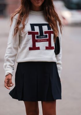 Kombi im College-Stil: Tennisrock und Strickpullover mit Emblem.