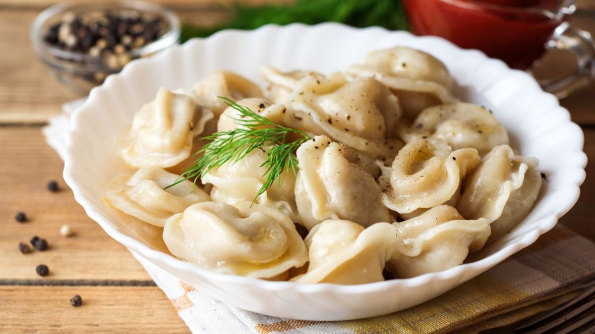 Russische Pelmeni in einer weißen Schüssel.