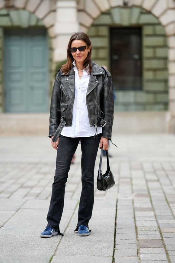 Streetstyle der London Fashion Week mit Turnschuhen und schwarzer Jeans.