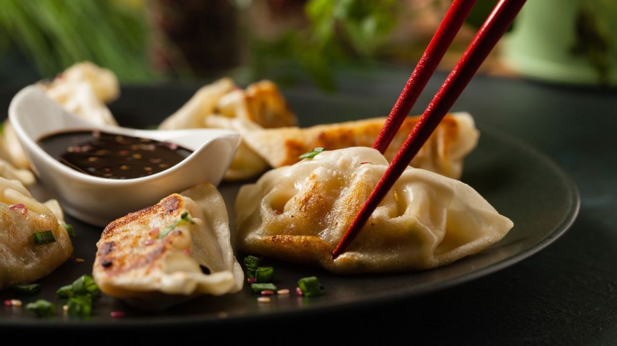 Gyoza werden mit Stäbchen gegessen