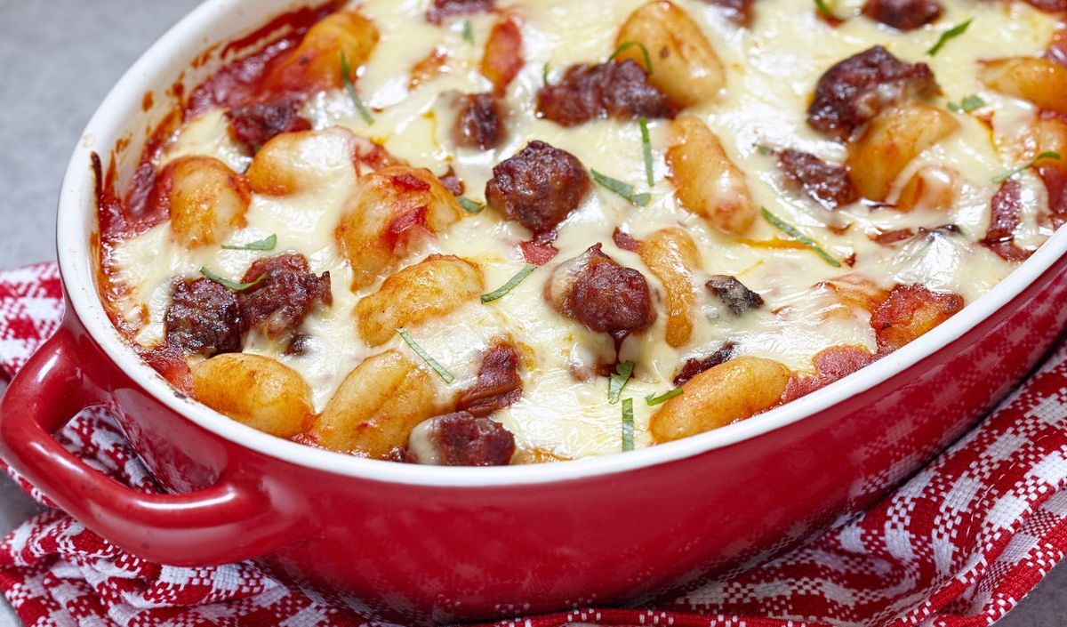 Auflauf mit Gnocchi, italienischer Wurst, Basilikum und Käse.