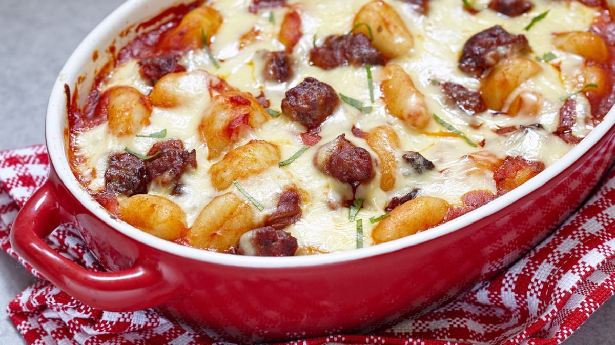Auflauf mit Gnocchi, italienischer Wurst, Basilikum und Käse.
