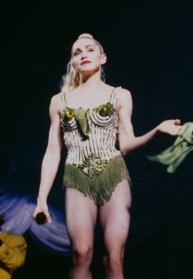 Wir haben die Top 50 Frauen der Musikgeschichte aufgelistet und beginnen - wie sollte es anders sein - mit Madonna. Diese Frau ist wohl das beste Beispiel für eine erfolgreiche Künstlerin, die sich stetig weiterentwickelt hat und damit einer ganzen Generation von Künstlerinnen gezeigt hat, wie man es macht. Die Top 50 Frauen der Musikgeschichte