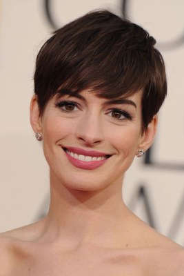 Die fransige Kurzhaarfrisur mit sanftem Pony von Anne Hathaway wirkt lässig-elegant und unterstreicht die feinen Konturen herzförmiger Gesichter. Die fransige Kurzhaarfrisur mit sanftem Pony von Anne Hathaway wirkt lässig-elegant und unterstreicht die feinen Konturen herzförmiger Gesichter.