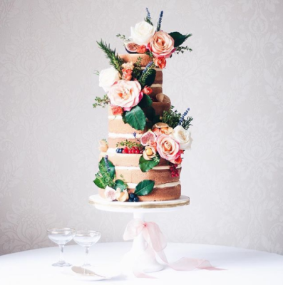 Naked-Cake mit einer Deko aus Blumen und Obst