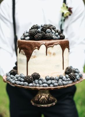 Schokoladen-Dripcake mit Heidelbeeren und Brombeeren