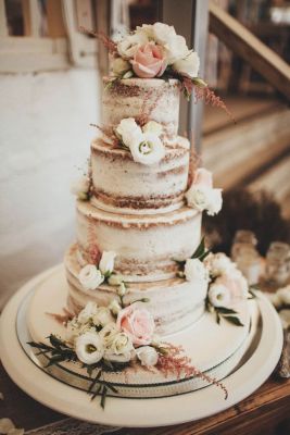 Naked-Cake mit Rosendeko