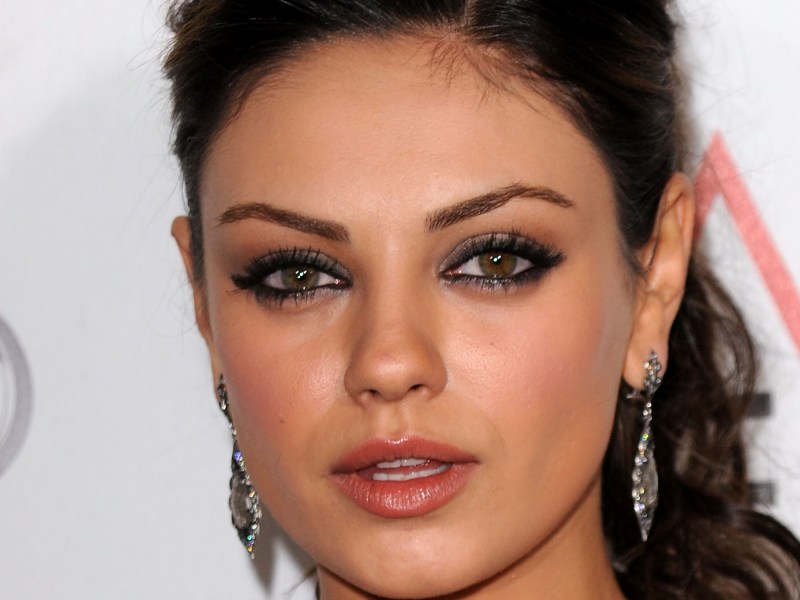 Stars mit verschiedenen Augenfarben - Mila Kunis