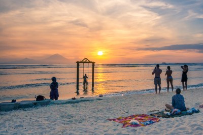 Schaukel im Meer, Indonesien