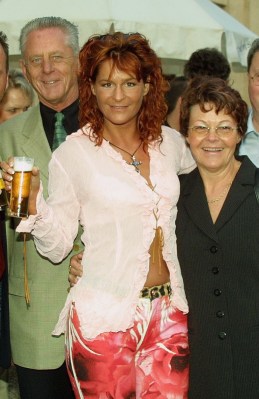 Andrea Berg mit ihren Eltern beim Polterabend, 2002