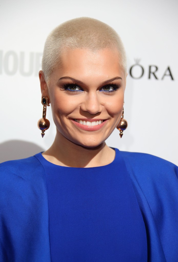 Jessie J trägt Buzz Cut