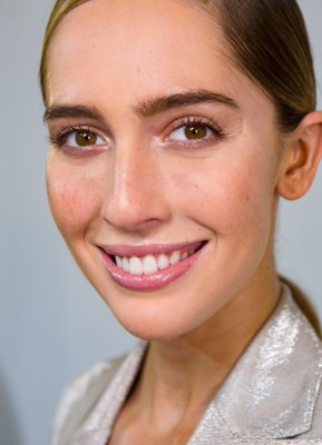 Make-up-Trends 2020: Glossy Nude-Lippen