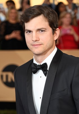 Ashton Kutcher mit gewohnt kurzen Haaren