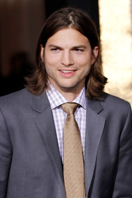 Ashton Kutcher mit schulterlangen Haaren