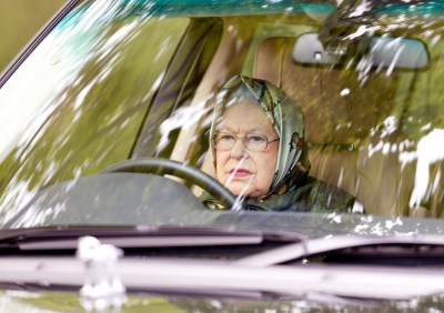 Queen Elisabeth II. darf ohne Führerschein fahren