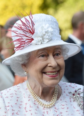 Queen Elisabeth II. liest eine besondere Zeitung