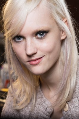 Platinblond mit Strähnen in Rosa bei P. Som H/W 2015