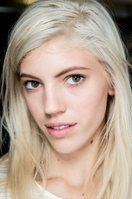 Platinblondes Model bei Jason Wu H/W 2015