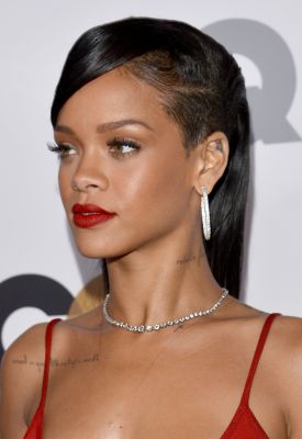 Rihanna elegant mit einem Sidecut