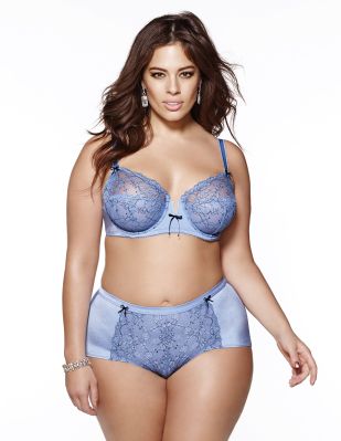 Spitzen-BH und Taillenslip von Ashley Graham, im Set ca. 90 €, gesehen auf navabi.de