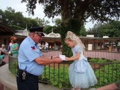 Diese kleine Prinzessin darf ihr erstes Autogramm geben ...