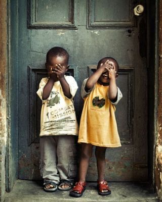 Spielende Kinder in Nigeria ...