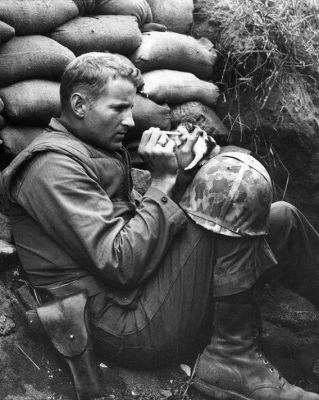 Ein Soldat f&#xFC;ttert eine Katze w&#xE4;hrend der Krieg tobt ...