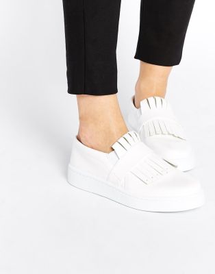 Weiße Sneaker mit Fransen von Asos, 36,99 €