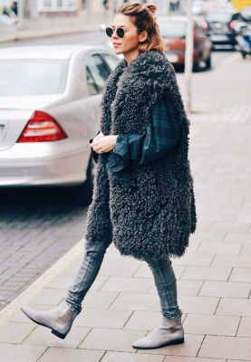 Fake Fellweste kombinieren: Cool im Oversize-Look mit Chelsea-Boots