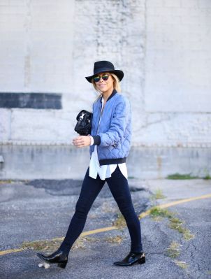 Bomberjacke kombinieren: Alltagstauglich mit Jeans, Bluse und Chelsea-Boots