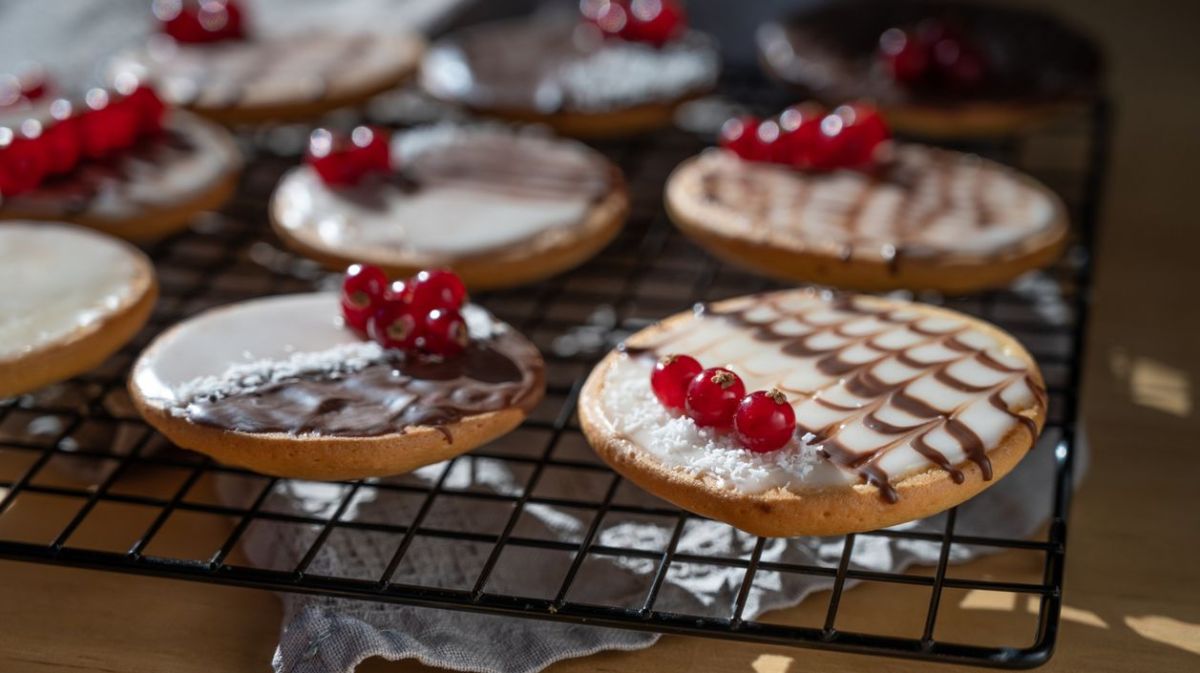 Amerikaner mit Zuckerguss und Johannisbeeren