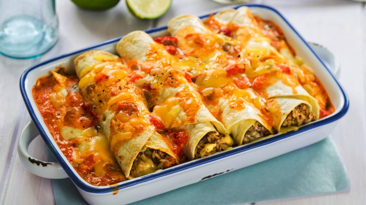 enchiladas in auflaufform mit käse überbacken.