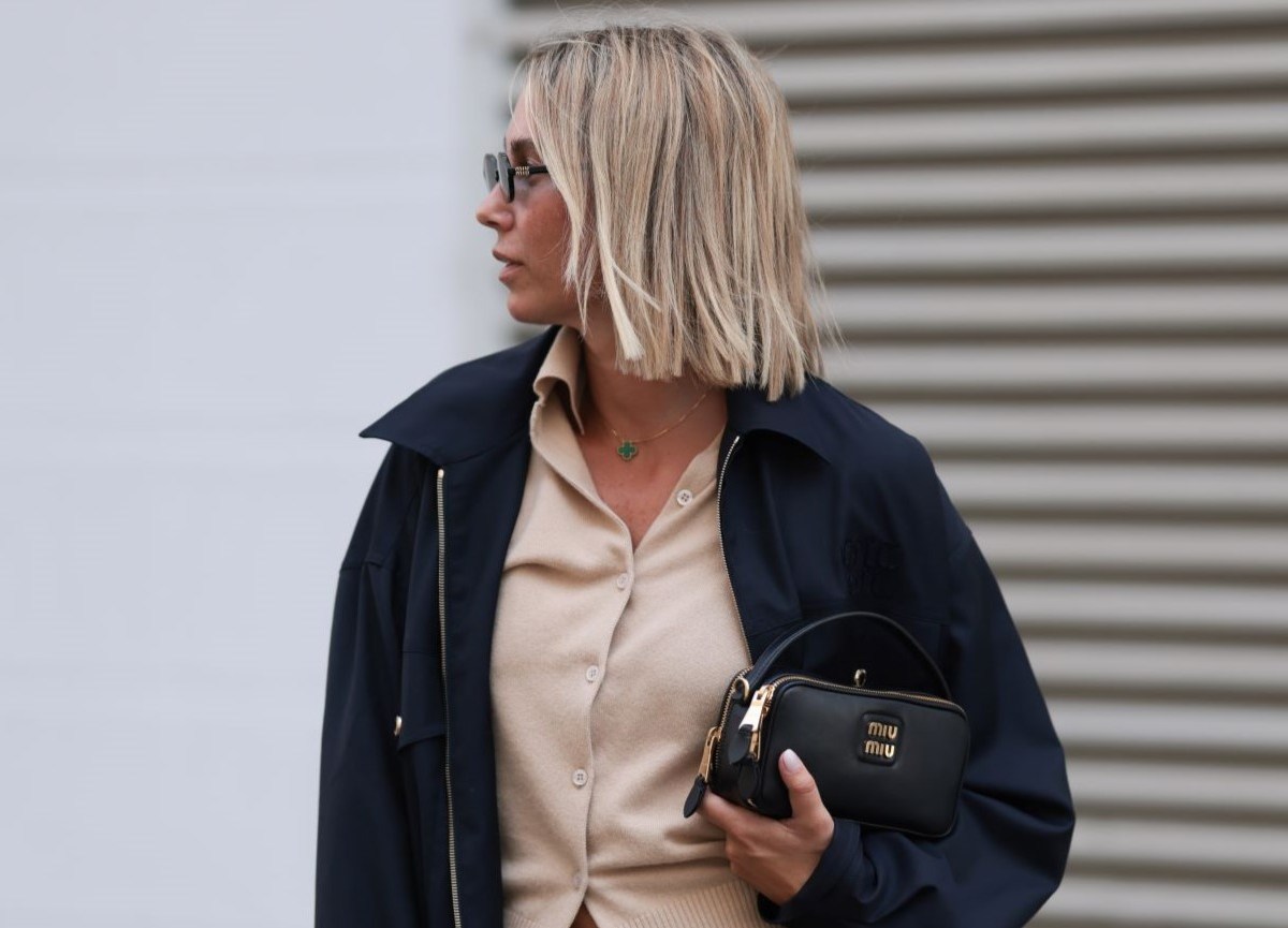 Frau mit blonder Bob Frisur 2025