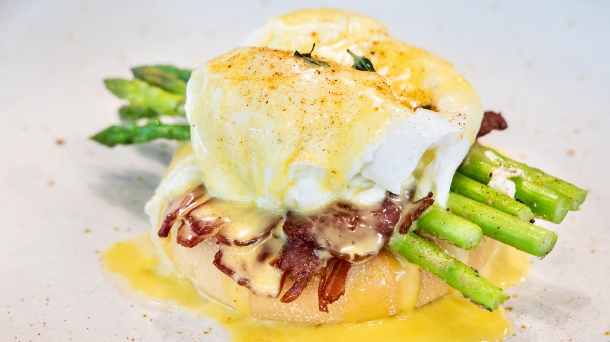 Eggs Benedict mit Spargel