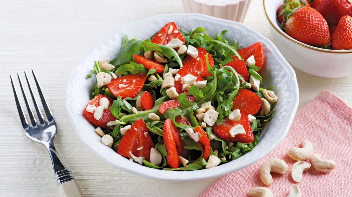 Erdbeersalat mit Rucola und Nüssen