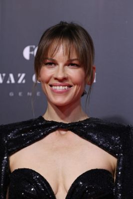 Der fransige Pony von Hilary Swank bricht die Länge des Gesichts, während lose Strähnen an den Seiten sanft ausbalancieren. Der fransige Pony von Hilary Swank bricht die Länge des Gesichts, während lose Strähnen an den Seiten sanft ausbalancieren.
