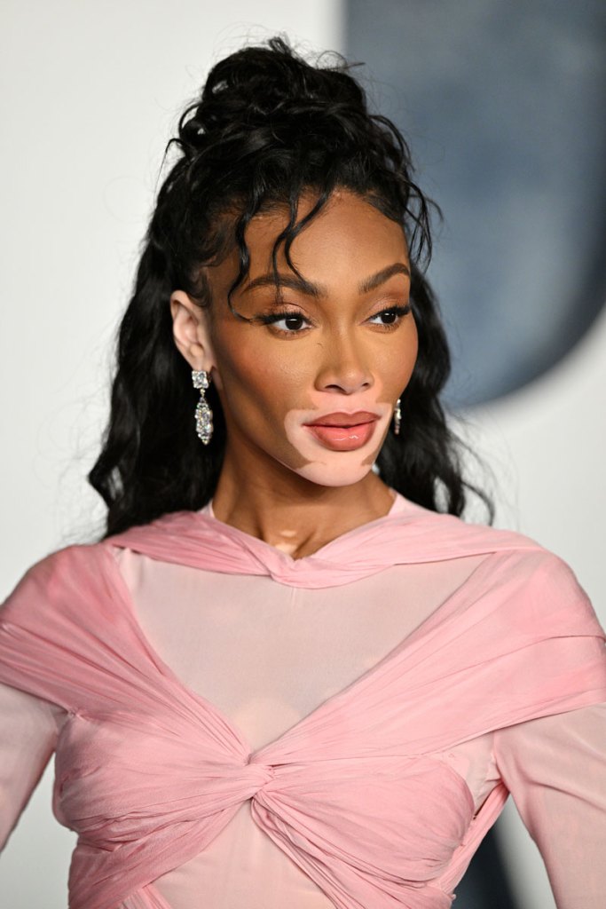 Winnie Harlow trägt eine halbhoten Dutt.