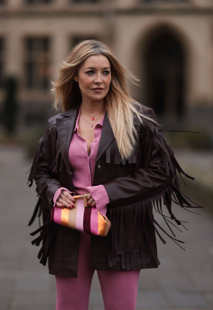 Mode-Influencerin Tanja Comba stylt ihre Fransen-Lederjacke zur pinken Hose.