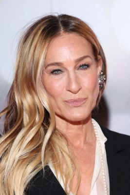 Der lässige Undone-Look von Sarah Jessica Parker bringt Volumen in die Seitenpartie und lässt längliche Gesichter optisch kürzer wirken. Der lässige Undone-Look von Sarah Jessica Parker bringt Volumen in die Seitenpartie und lässt längliche Gesichter optisch kürzer wirken.
