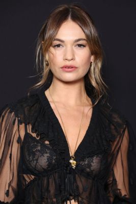 Lily James trägt einen locker gesteckten Zopf mit Curtain Bangs: Die langen Strähnen rahmen das Gesicht perfekt ein. Lily James trägt einen locker gesteckten Zopf mit Curtain Bangs: Die langen Strähnen rahmen das Gesicht perfekt ein.