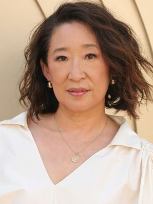Der lockere Beachwave-Bob mit Seitenscheitel von Sandra Oh zieht die Gesichtskonturen in die Breite – ideal für lange, schmale Gesichtsformen. Der lockere Beachwave-Bob mit Seitenscheitel von Sandra Oh zieht die Gesichtskonturen in die Breite – ideal für lange, schmale Gesichtsformen.