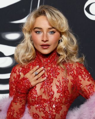 Voluminöse Locken und Butterfly Bangs sorgen für Fülle und schmeicheln herzförmigen Gesichtern perfekt. Voluminöse Locken und Butterfly Bangs sorgen für Fülle und schmeicheln herzförmigen Gesichtern perfekt.