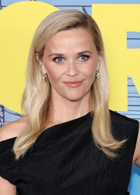 Reese Witherspoon trägt einen markanten Seitenscheitel und dazu nur leicht angedeutete sanfte Wellen. Reese Witherspoon trägt einen markanten Seitenscheitel und dazu nur leicht angedeutete sanfte Wellen.