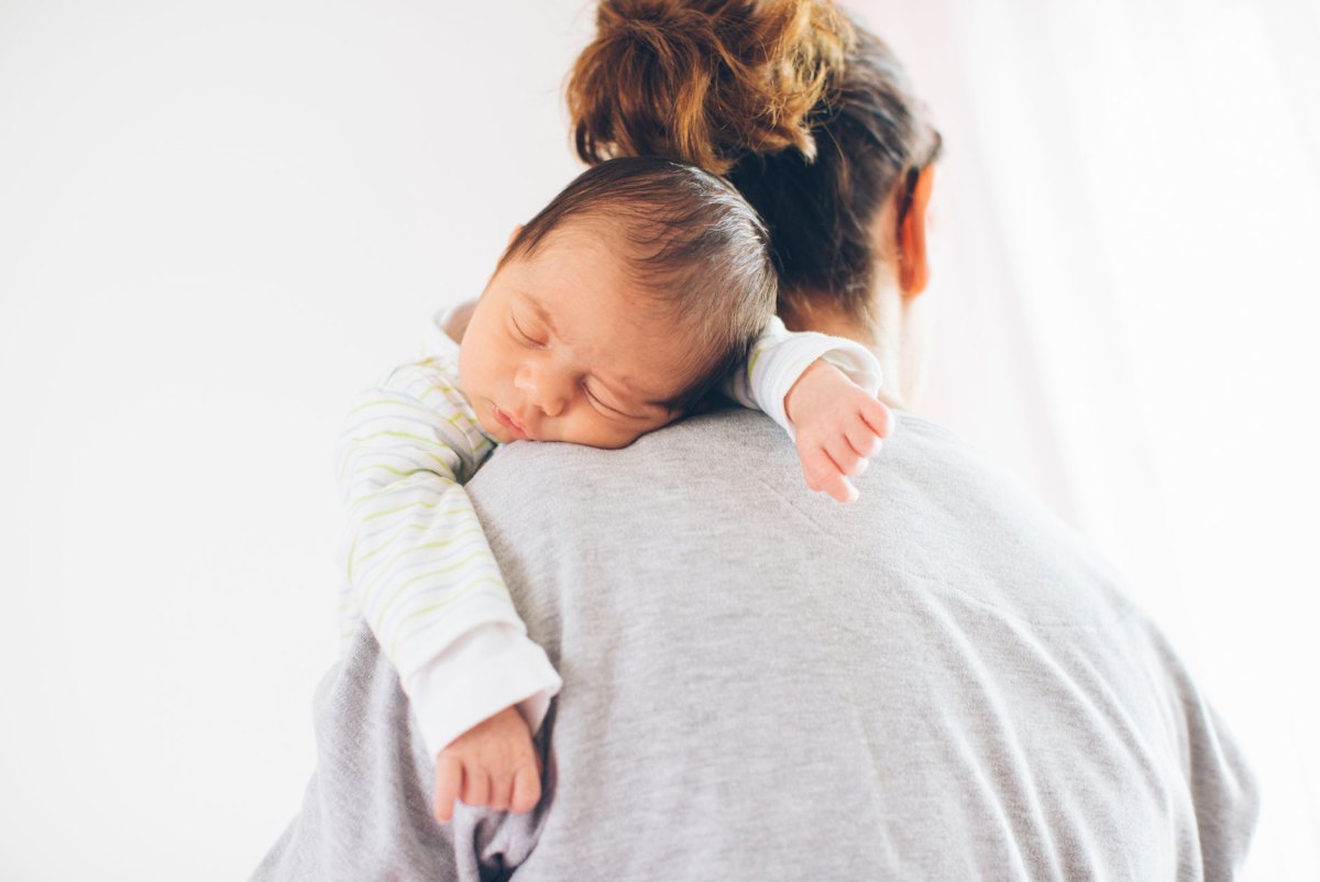 Frau mit Baby auf dem Arm