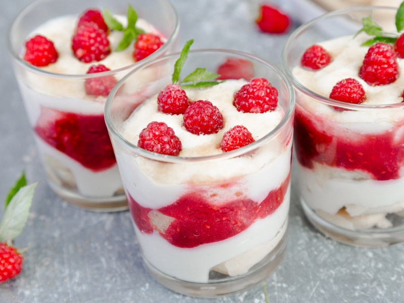 Dessert mit Himbeeren und Baiser