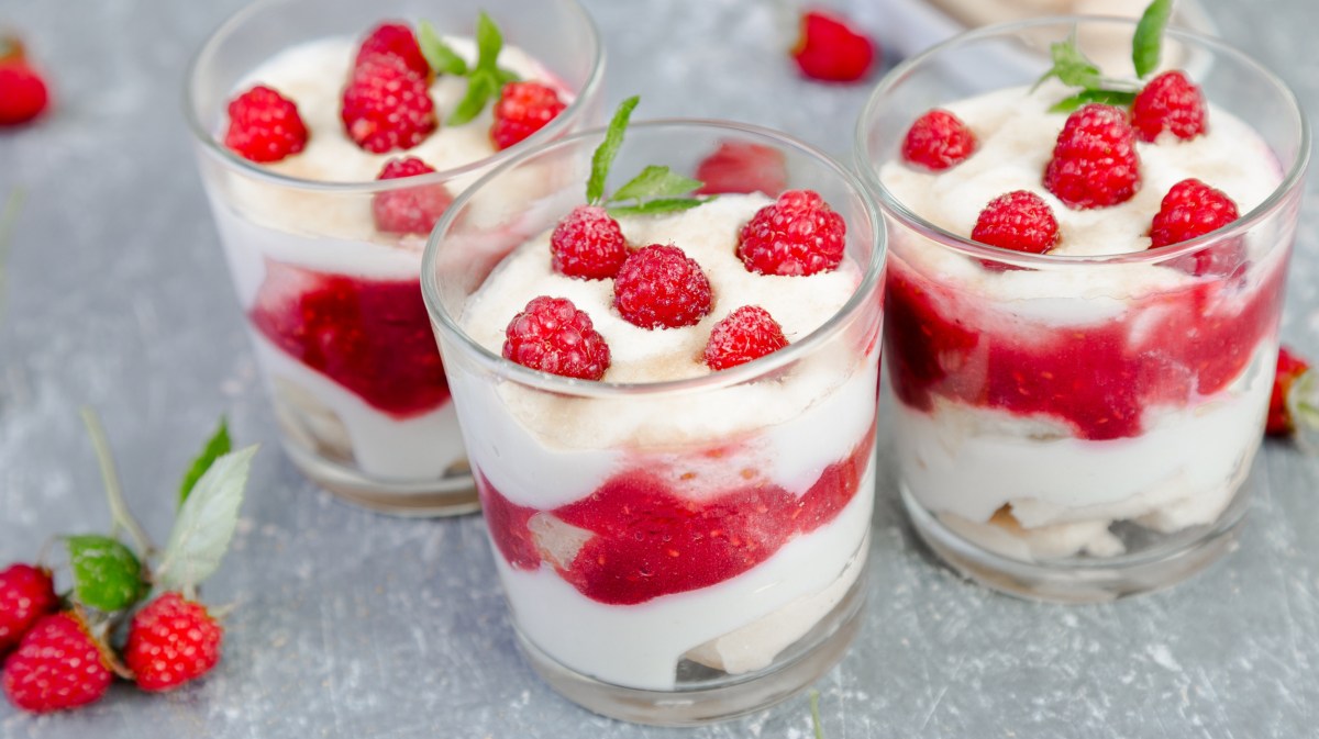 Dessert mit Himbeeren und Baiser