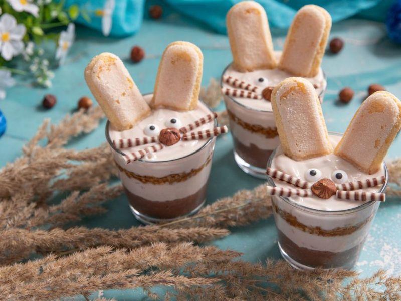 Tiramisu im Glas, mit Löffelbiskuit dekoriert, damit es wie Osterhase aussieht. 