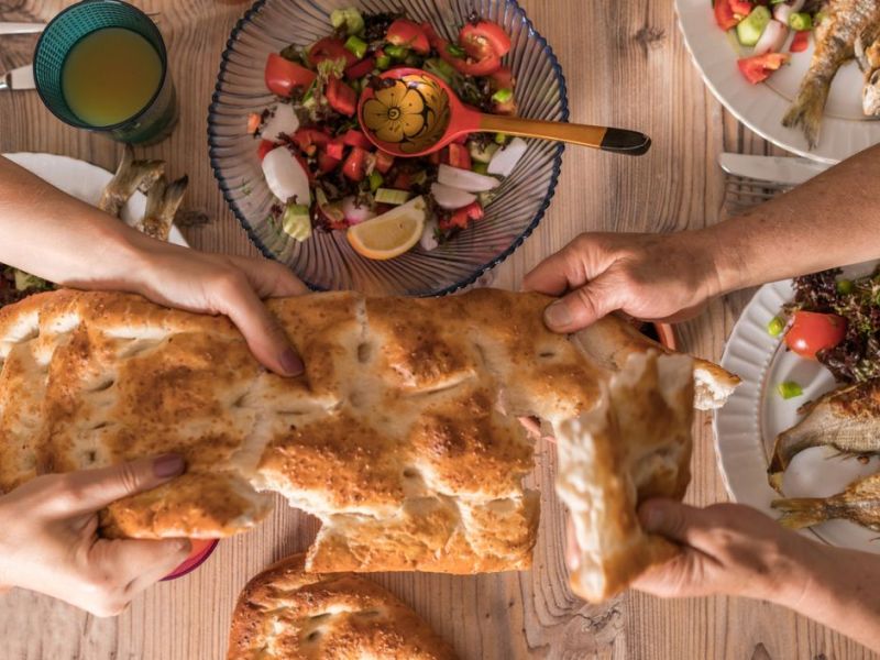 Familie teilt sich während Ramadan das Brot neben anderen Gerichten 
