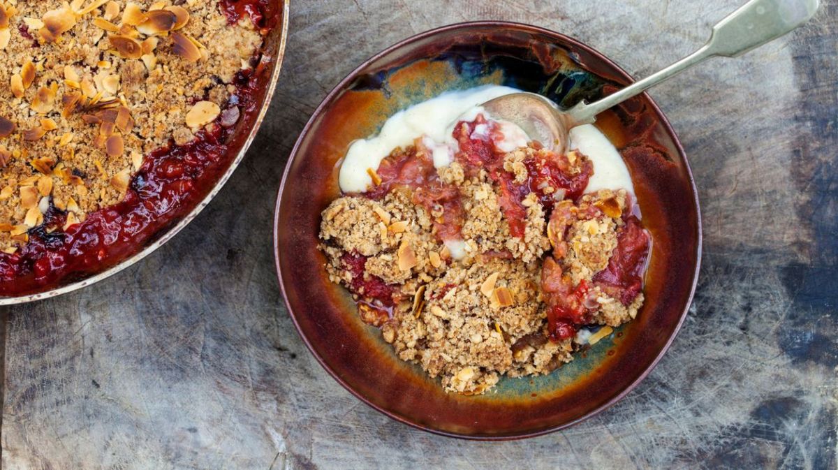 Rhabarber Crumble in einer Schüssel mit Vanillesoße